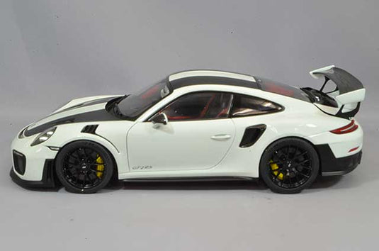 AUTOart 1/18 Porsche 911 (991.2) GT2 RS Weissach Package White / Carbon Black