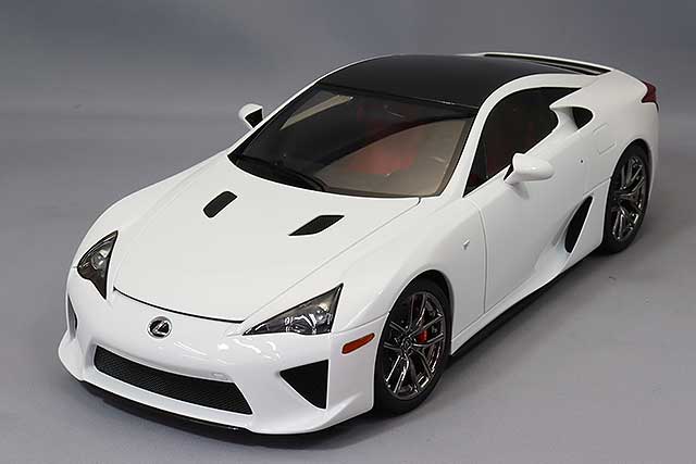 AUTOart 1/18 Lexus LFA Whitest White / Black Carbon