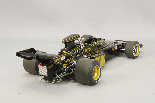 Laden Sie das Bild in Galerie -Viewer, AUTOart 1/18 Lotus 72E 1973 F1 #1 E. Fittipaldi
