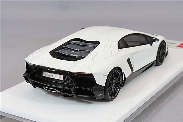 Cargue la imagen en el visor de la galería, EIDOLON 1/43 Lamborghini Aventador LP720-4 50° Anniversario 2013 Pearl White (Pink Effect)
