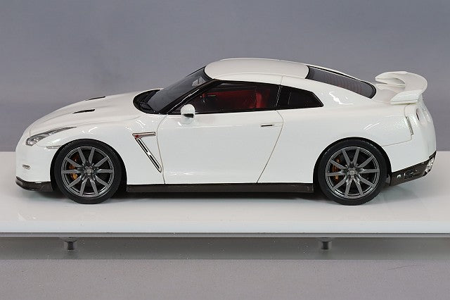 Load image into Gallery viewer, EIDOLON 1/43 Nissan GT-R 2014 Brilliant White Pearl
