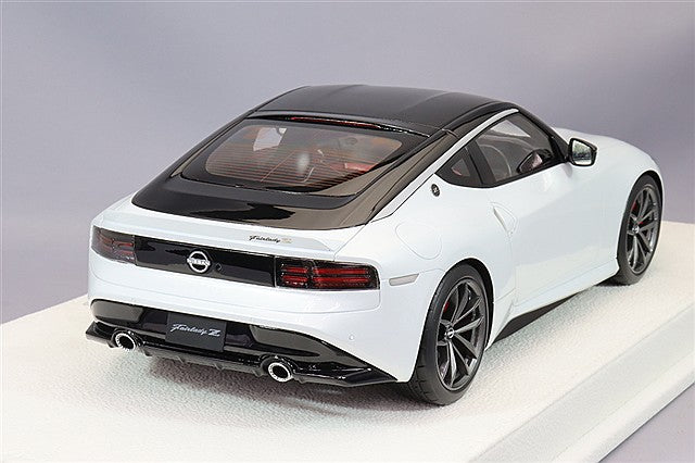 Laden Sie das Bild in Galerie -Viewer, EIDOLON 1/18 Nissan Fairlady Z Version ST 2023 Prism White / Super Black
