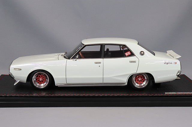 Carica immagine in Galleria Viewer, Overseas Model Ignition Model 1/18 Nissan Skyline 2000 GT-X (GC110) Pearl White w/ Yayoi 14-inch Wheels (Polished/Red) with L28 Kai Engine IG3268
