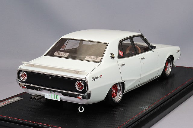 Carica immagine in Galleria Viewer, Overseas Model Ignition Model 1/18 Nissan Skyline 2000 GT-X (GC110) Pearl White w/ Yayoi 14-inch Wheels (Polished/Red) with L28 Kai Engine IG3268
