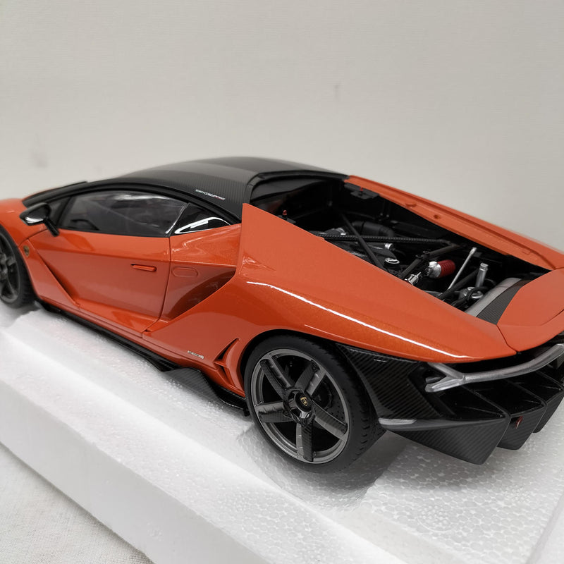 Laden Sie das Bild in Galerie -Viewer, AUTOart 1/18 Lamborghini Centenario (Pearl Orange)– Used
