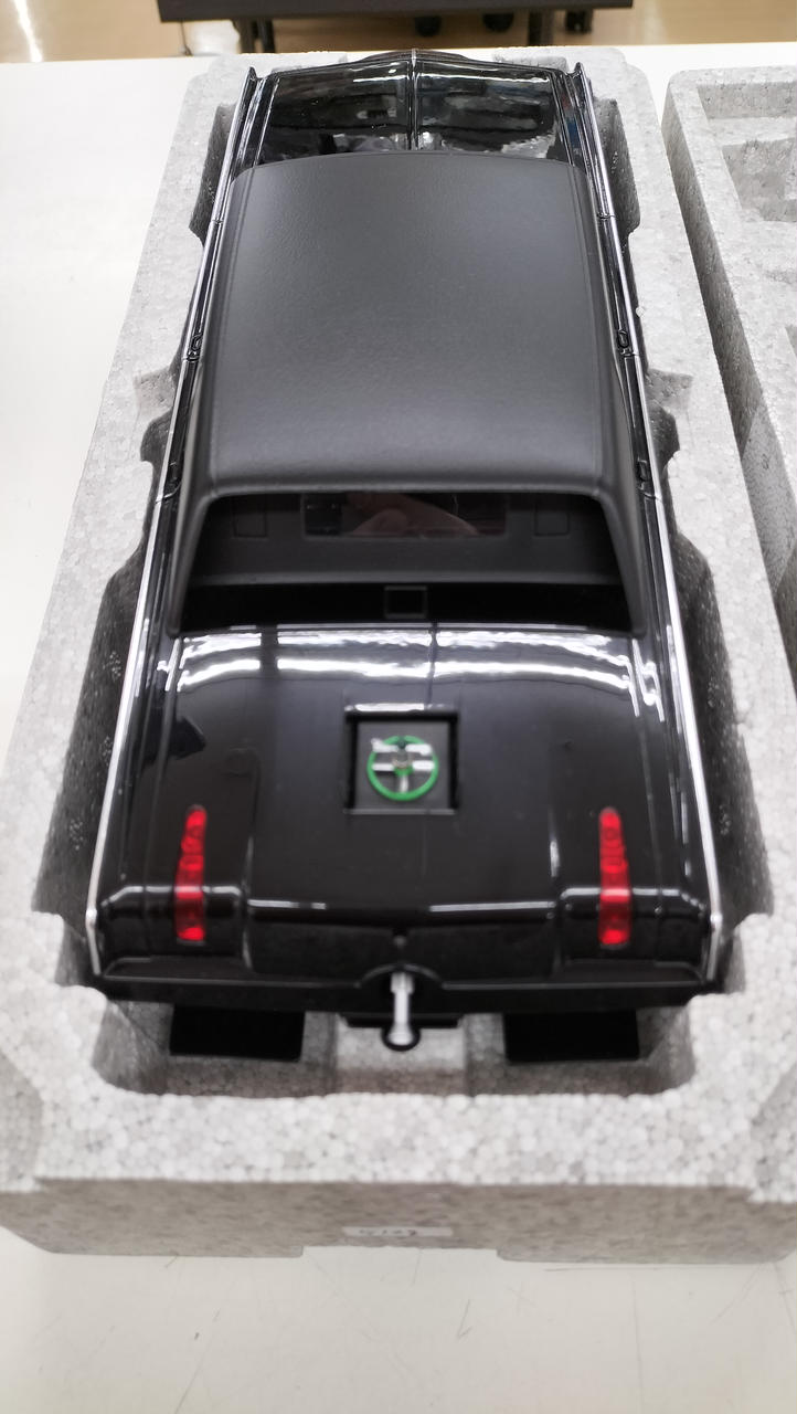 Laden Sie das Bild in Galerie -Viewer, AUTOart &quot;The Green Hornet&quot; Black Beauty 1/18 Diecast Car– Used
