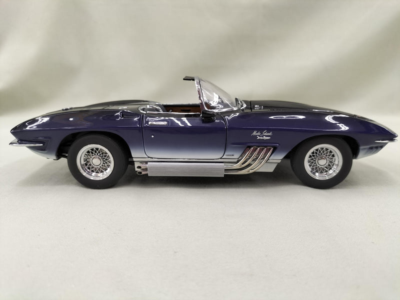 Laden Sie das Bild in Galerie -Viewer, AUTOart &quot;Mako Shark&quot; CORVETTE CHEVROLET 1/18 Scale Car– Used

