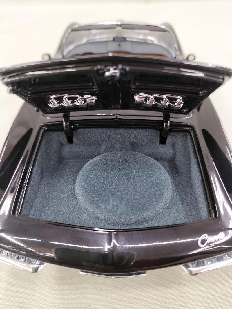 Laden Sie das Bild in Galerie -Viewer, AUTOart &quot;Mako Shark&quot; CORVETTE CHEVROLET 1/18 Scale Car– Used
