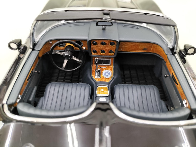 Laden Sie das Bild in Galerie -Viewer, AUTOart &quot;Mako Shark&quot; CORVETTE CHEVROLET 1/18 Scale Car– Used
