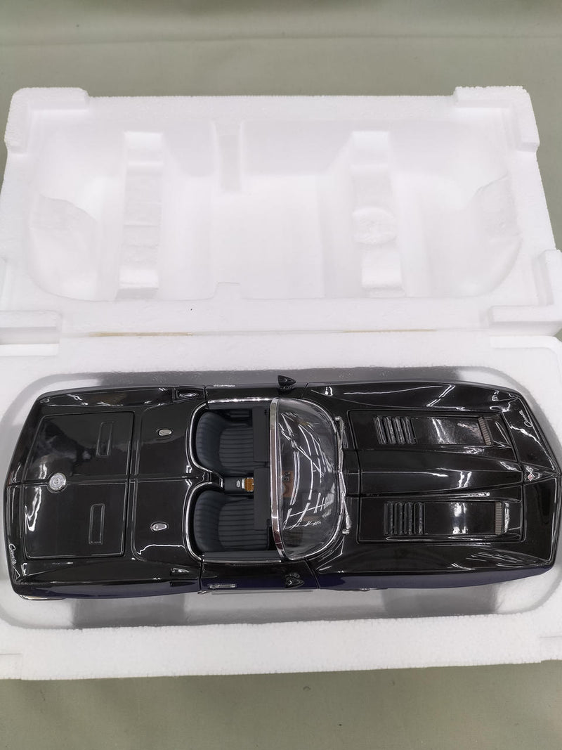 Laden Sie das Bild in Galerie -Viewer, AUTOart &quot;Mako Shark&quot; CORVETTE CHEVROLET 1/18 Scale Car– Used

