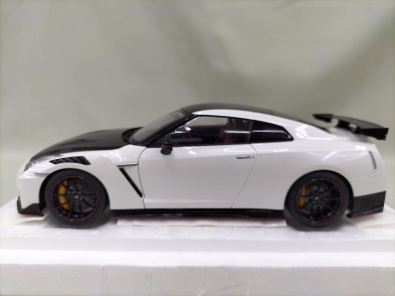 Load image into Gallery viewer, AUTOart SPECIAL EDITION Brilliant White Pearl NISSAN GT-R R-35 1/18 Scale Car– Used

