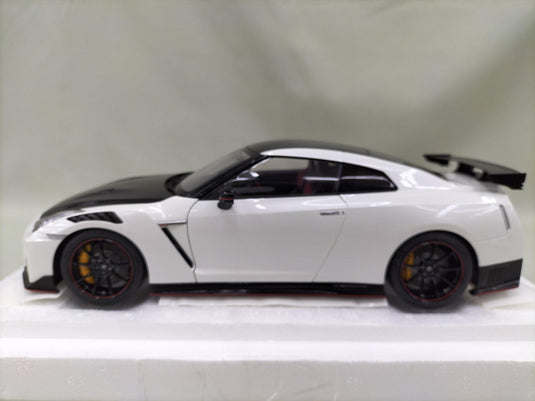 AUTOart SPECIAL EDITION Brilliant White Pearl NISSAN GT-R R-35 1/18 Scale Car– Used