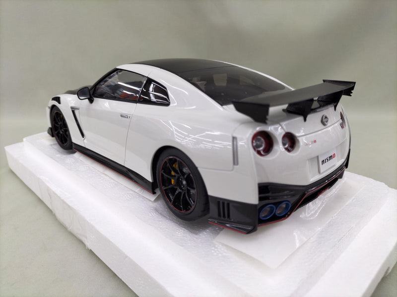 Load image into Gallery viewer, AUTOart SPECIAL EDITION Brilliant White Pearl NISSAN GT-R R-35 1/18 Scale Car– Used
