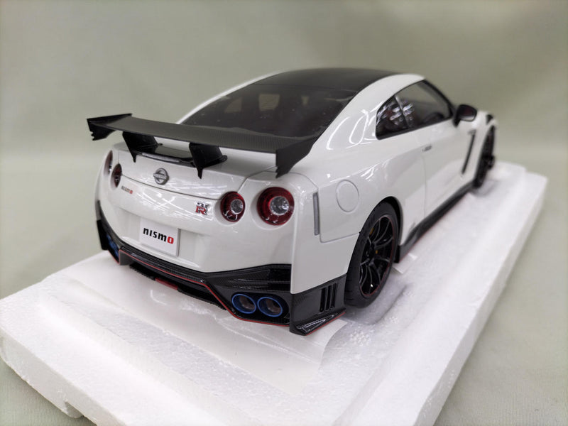 Load image into Gallery viewer, AUTOart SPECIAL EDITION Brilliant White Pearl NISSAN GT-R R-35 1/18 Scale Car– Used
