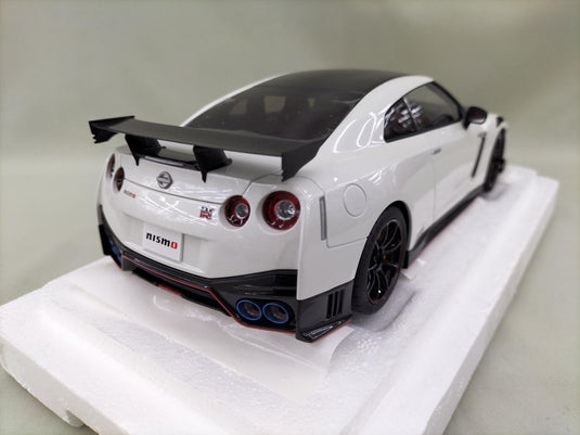 AUTOart SPECIAL EDITION Brilliant White Pearl NISSAN GT-R R-35 1/18 Scale Car– Used