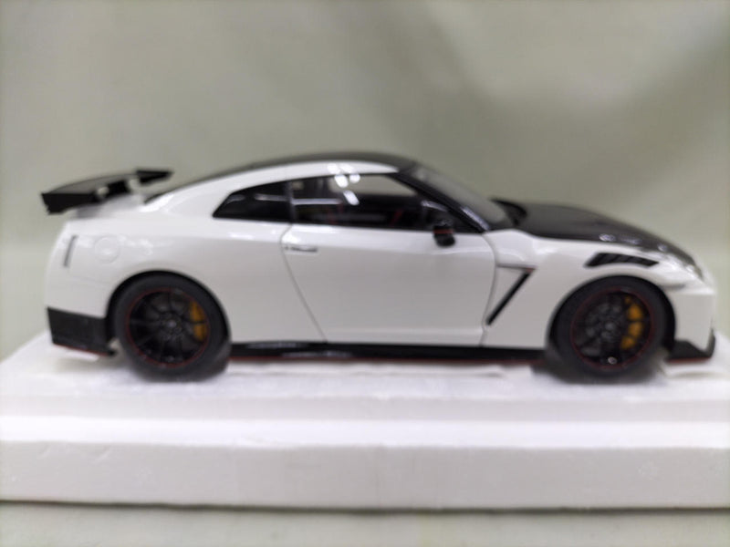 Load image into Gallery viewer, AUTOart SPECIAL EDITION Brilliant White Pearl NISSAN GT-R R-35 1/18 Scale Car– Used
