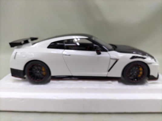 AUTOart SPECIAL EDITION Brilliant White Pearl NISSAN GT-R R-35 1/18 Scale Car– Used