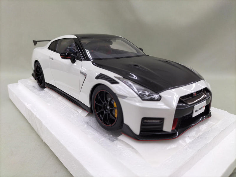 Load image into Gallery viewer, AUTOart SPECIAL EDITION Brilliant White Pearl NISSAN GT-R R-35 1/18 Scale Car– Used
