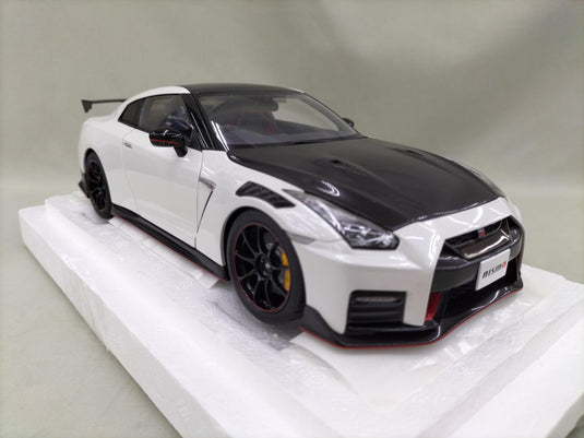 AUTOart SPECIAL EDITION Brilliant White Pearl NISSAN GT-R R-35 1/18 Scale Car– Used