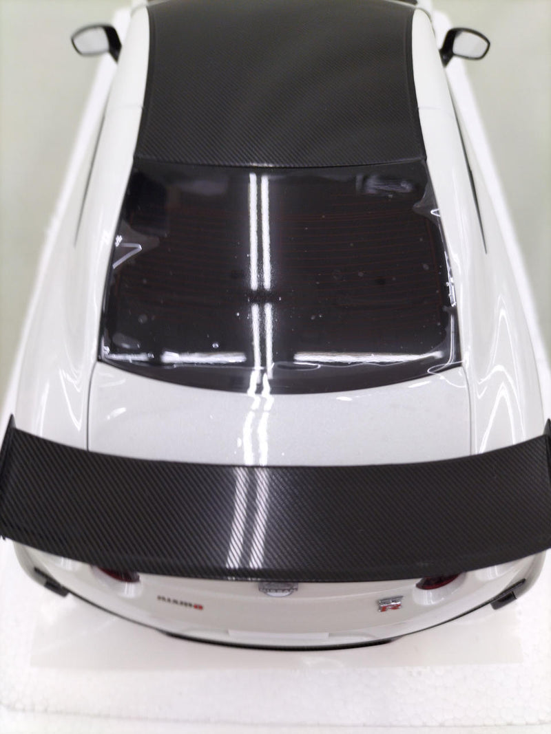 Load image into Gallery viewer, AUTOart SPECIAL EDITION Brilliant White Pearl NISSAN GT-R R-35 1/18 Scale Car– Used
