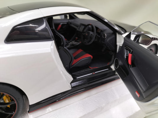 AUTOart SPECIAL EDITION Brilliant White Pearl NISSAN GT-R R-35 1/18 Scale Car– Used