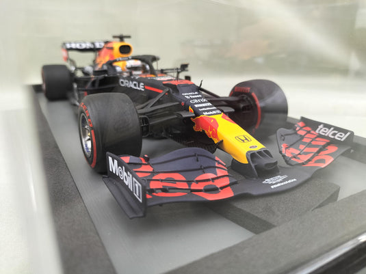 SPARK 1/18 Max Verstappen Red Bull Honda RB16B F1 Champion Car