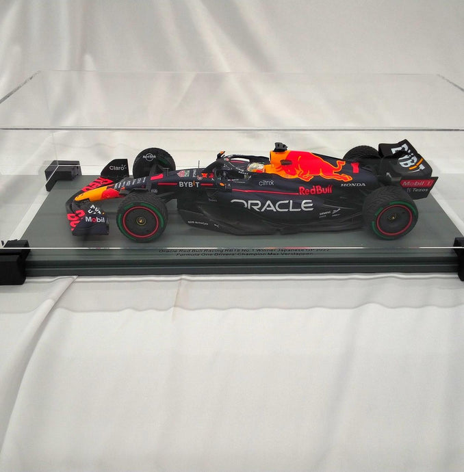 SPARK 18S774 Oracle Red Bull Racing RB18 1/18 Scale Car– Used