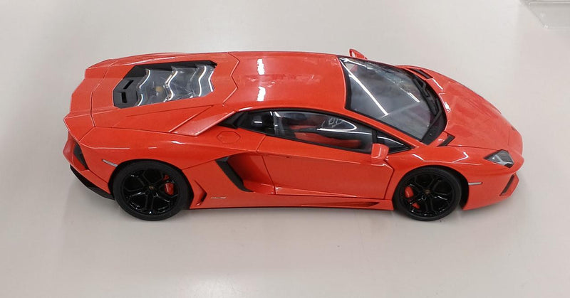 Laden Sie das Bild in Galerie -Viewer, AUTOart 1/18 Lamborghini Aventador LP700-4 Model Car– Used
