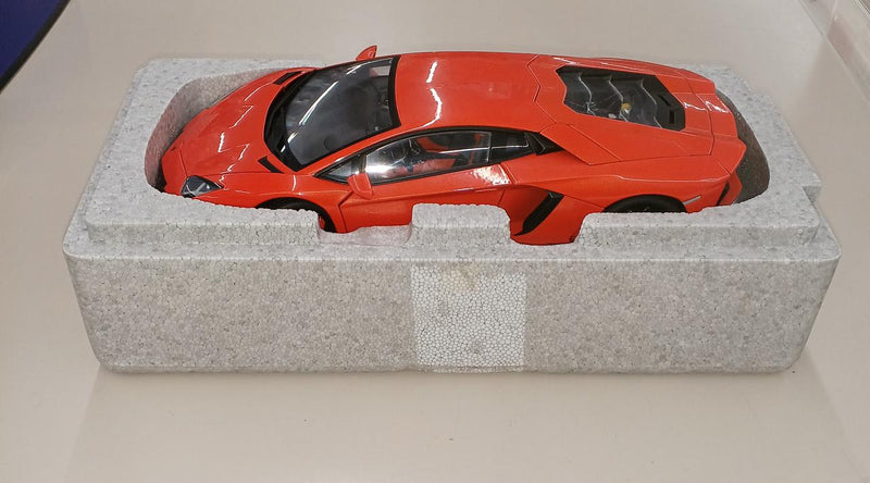 Laden Sie das Bild in Galerie -Viewer, AUTOart 1/18 Lamborghini Aventador LP700-4 Model Car– Used
