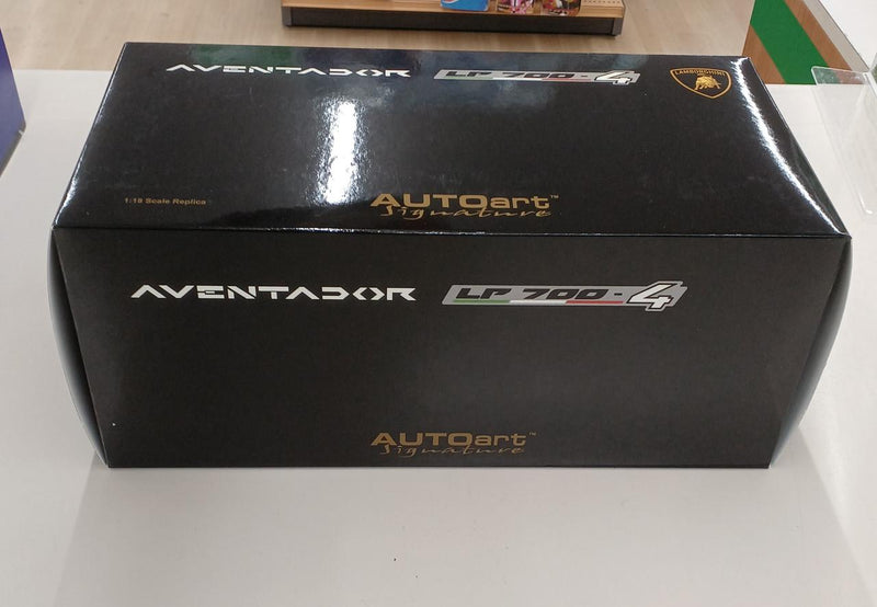 Laden Sie das Bild in Galerie -Viewer, AUTOart 1/18 Lamborghini Aventador LP700-4 Model Car– Used
