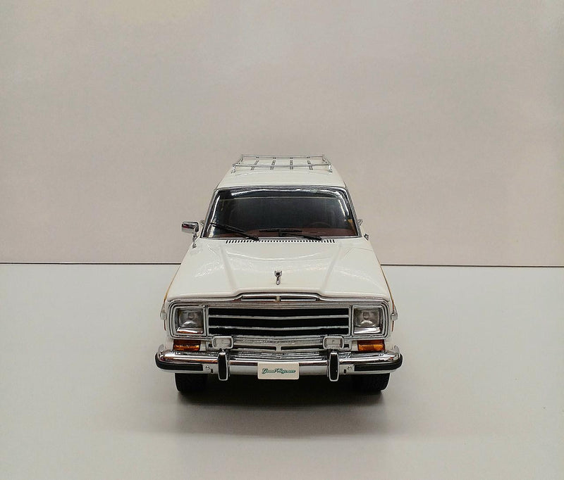Laden Sie das Bild in Galerie -Viewer, AUTOart 1/18 JEEP GRAND WAGONEER Scale Model Car– Used
