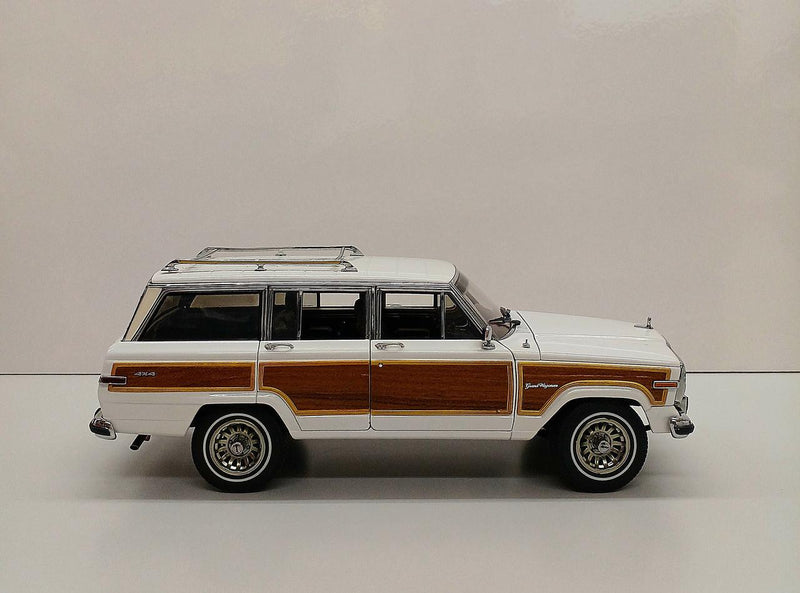 Laden Sie das Bild in Galerie -Viewer, AUTOart 1/18 JEEP GRAND WAGONEER Scale Model Car– Used

