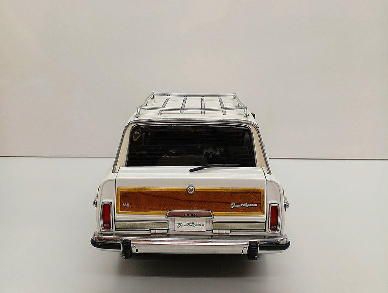 Laden Sie das Bild in Galerie -Viewer, AUTOart 1/18 JEEP GRAND WAGONEER Scale Model Car– Used
