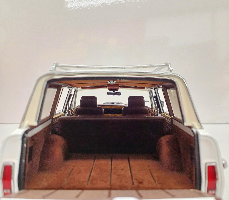 Laden Sie das Bild in Galerie -Viewer, AUTOart 1/18 JEEP GRAND WAGONEER Scale Model Car– Used
