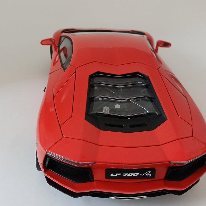Laden Sie das Bild in Galerie -Viewer, AUTOart 1/18 Lamborghini Aventador LP700-4 Scale Car– Used
