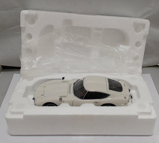 AUTOart 1:18 TOYOTA 2000GT COUPE Scale Model Car– Used