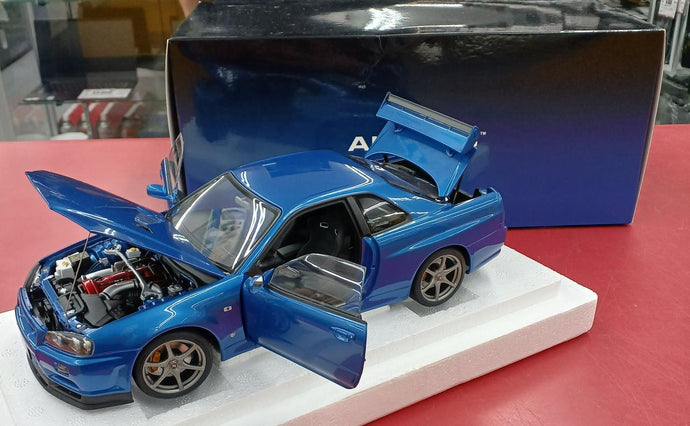 AUTOART NISSAN GT-R V-SPEC II 1/18 Diecast Car– Used