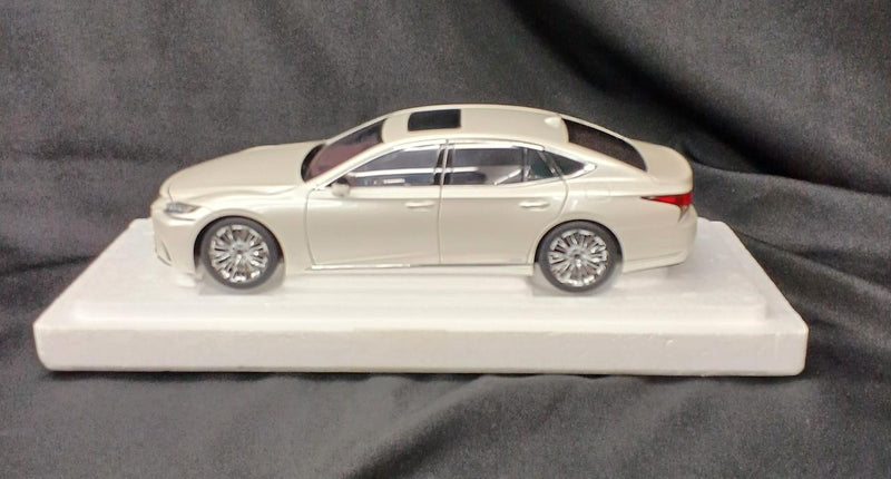 Cargue la imagen en el visor de la galería, AUTOart 78866 Lexus LS500h 1/18 Scale Model Car– Used
