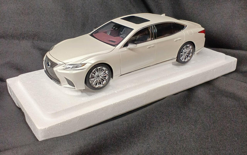 Cargue la imagen en el visor de la galería, AUTOart 78866 Lexus LS500h 1/18 Scale Model Car– Used
