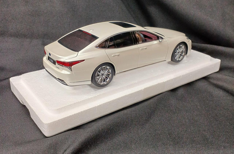 Cargue la imagen en el visor de la galería, AUTOart 78866 Lexus LS500h 1/18 Scale Model Car– Used
