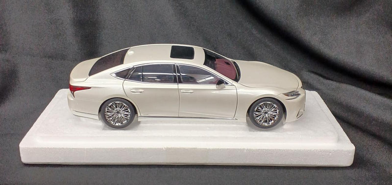 Cargue la imagen en el visor de la galería, AUTOart 78866 Lexus LS500h 1/18 Scale Model Car– Used
