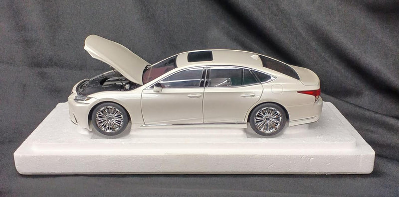 Cargue la imagen en el visor de la galería, AUTOart 78866 Lexus LS500h 1/18 Scale Model Car– Used

