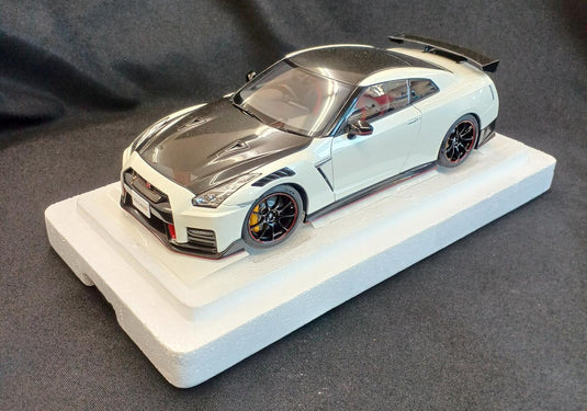 AUTOart 77501 Nissan GT-R (R35) 1/18 Scale Model Car– Used