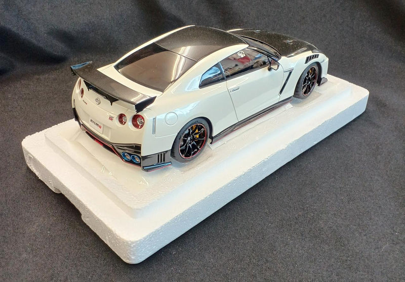 Cargue la imagen en el visor de la galería, AUTOart 77501 Nissan GT-R (R35) 1/18 Scale Model Car– Used
