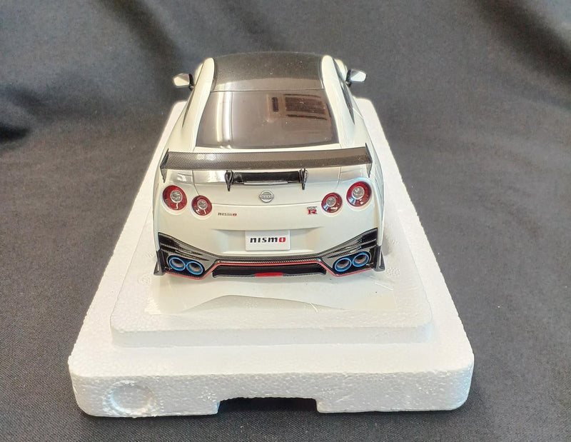 Cargue la imagen en el visor de la galería, AUTOart 77501 Nissan GT-R (R35) 1/18 Scale Model Car– Used

