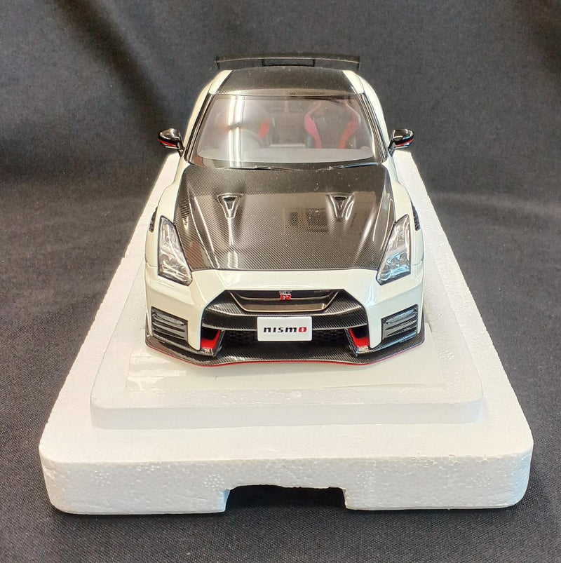 Cargue la imagen en el visor de la galería, AUTOart 77501 Nissan GT-R (R35) 1/18 Scale Model Car– Used
