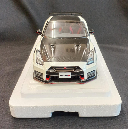 AUTOart 77501 Nissan GT-R (R35) 1/18 Scale Model Car– Used