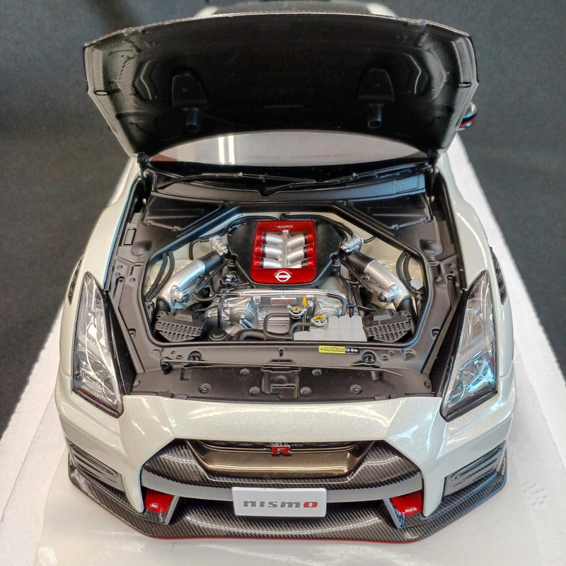 Cargue la imagen en el visor de la galería, AUTOart 77501 Nissan GT-R (R35) 1/18 Scale Model Car– Used
