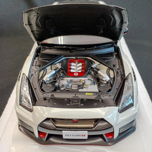 AUTOart 77501 Nissan GT-R (R35) 1/18 Scale Model Car– Used