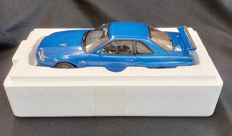 Cargue la imagen en el visor de la galería, AUTOart 77335 SKYLINE GT-R R34 V-SPEC II UPGRADED 1/18 Scale Model Car– Used
